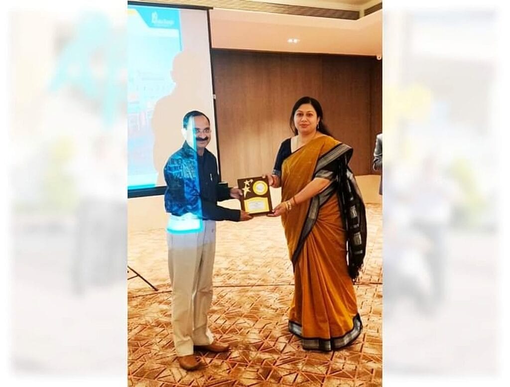 Dr Garima Pandey receiving a medical award